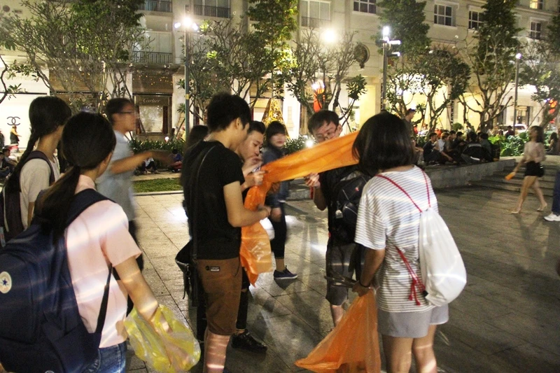 Những bạn trẻ nhặt rác sau giao thừa ở trung tâm Sài Gòn ảnh 10